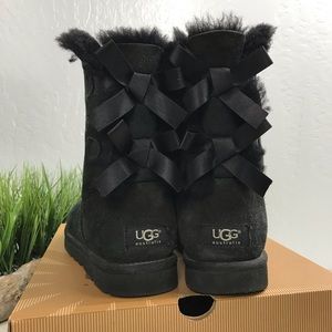Ugg women’s Black Bailey Bow Boot 7